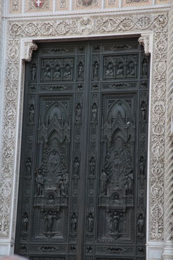 A vertical shot of a beautifully designed gate in the Florence Cathedral in Florence, Italy