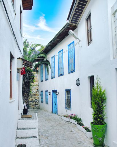 A vertical shot of an old neighborhood with residential buildings in Turkey