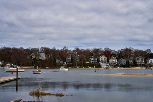 A picture of houses in front of a sea