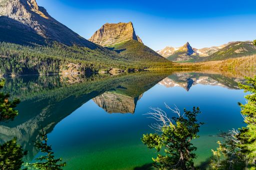 A mesmerizing view of Glacier National Park in Montana