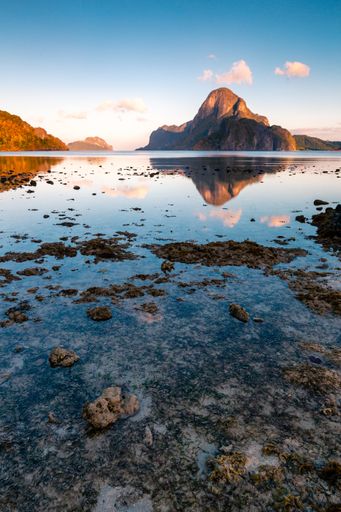 A vertical shot of gorgeous sea landscapes with reflections and rocks in El Nido, Palawa, Philippines