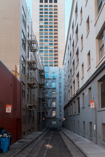 A vertical shot of the narrow street between two buildings in San Francisco