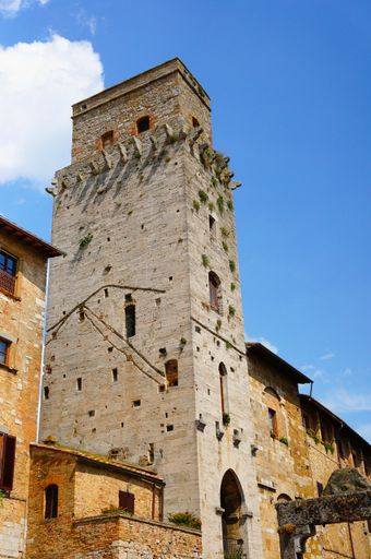 A vertical shot of Torre del Diavolo in San Gimignano, Italy.