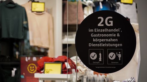2G Corona warning sign on a store in Hamburg, due to the regulation of decembe