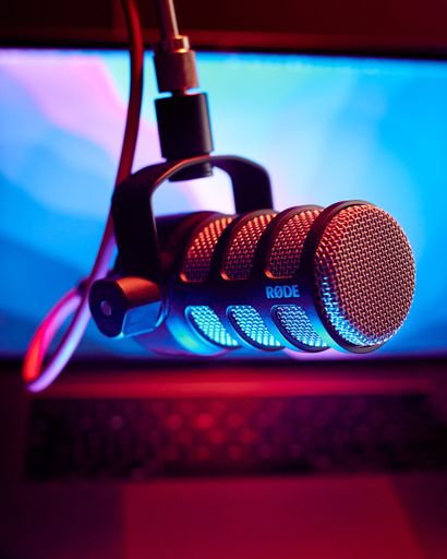A shallow focus of Rode microphone in front of MacBook Pro