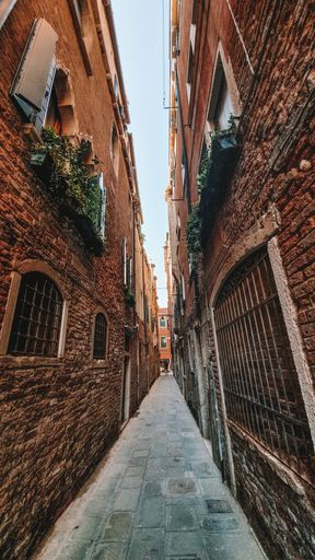 A vertical shot of a neighborhood with apartment buildings in Venice under a cloudy sky