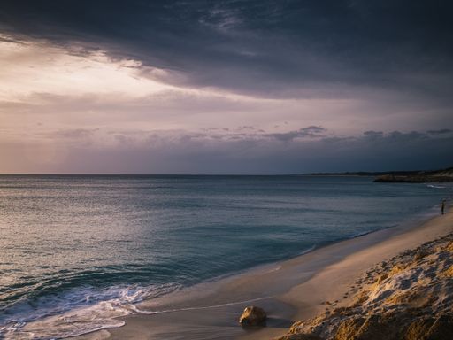 A mesmerizing view of a beautiful seascape under a cloudy sky