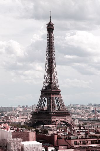 A vertical picture of the Eiffel tower in daytime