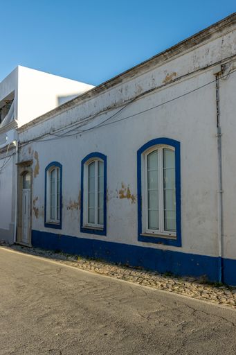 A vertical shot of an old building along the street in the town of Portugal, Albufeira