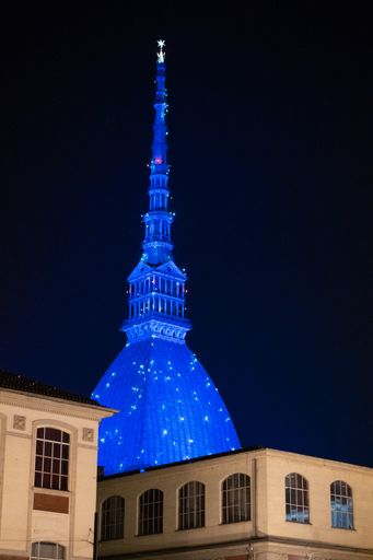 A vertical shot of Mole Antonelliana at night