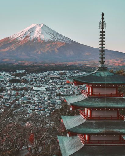 A vertical shot of a Chureito Pagoda in the background of the Fuji mountain in Japan.