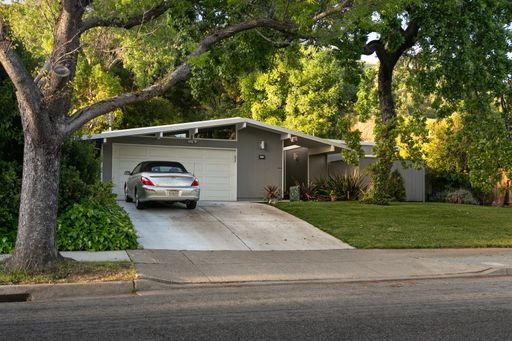 Midcentury Eichler home from the street, in the suburb of Lucas Valley-Marinwood near San Francisco.