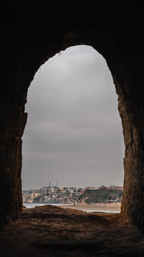 A vertical shot of anarc in the background of the cityscape.