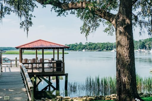 A beautiful shot of an alcove in the background of the lake.