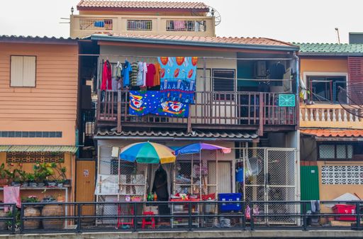 Right by the klongs of the Chao Phraya River in the middle of Bangkok, people live in simple and poor conditions