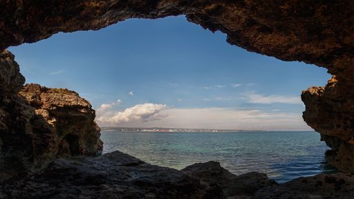 A landscape of cliffs surrounded by greenery and the sea in Matanzas, Cuba