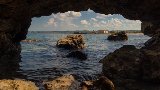 A landscape of cliffs surrounded by greenery and the sea in Matanzas, Cuba