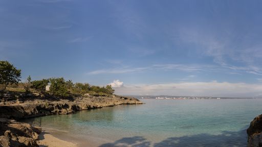 A landscape of cliffs surrounded by greenery and the sea in Matanzas, Cuba