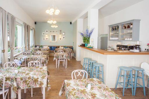 The beautiful tables and chairs and furniture by a nice and neat kitchen counter