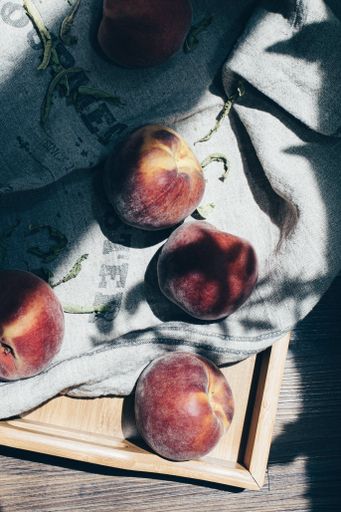 A flat lay of fresh apples on a kitchen cloth