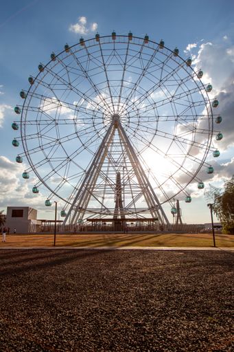A vertical shot of a Ferris wheel in Yup star Foz