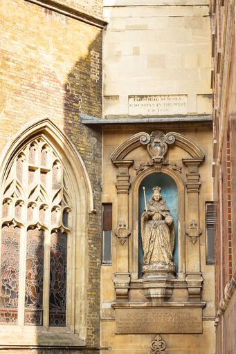 A vertical shot of Queen Elizabeth old statue in London