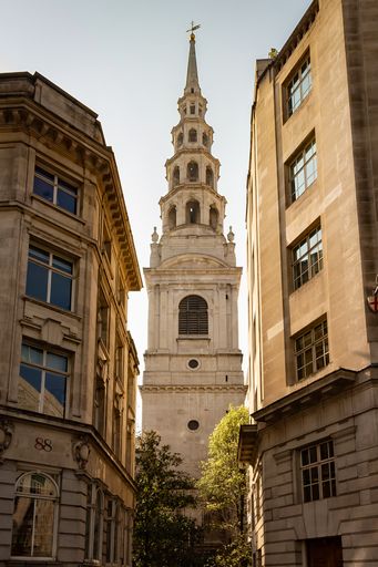 A vertical shot of the St Bride's Church in London