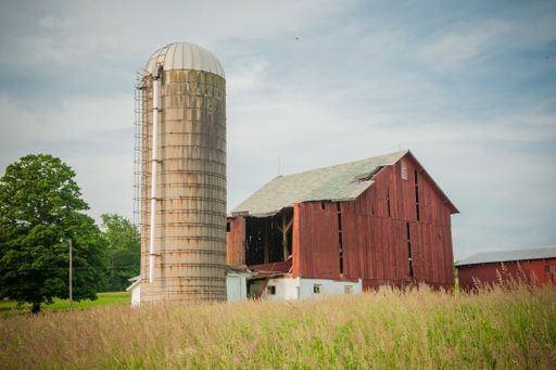 A beautiful old barn with a milkhouse in a field of rural areas of Pennsylvania