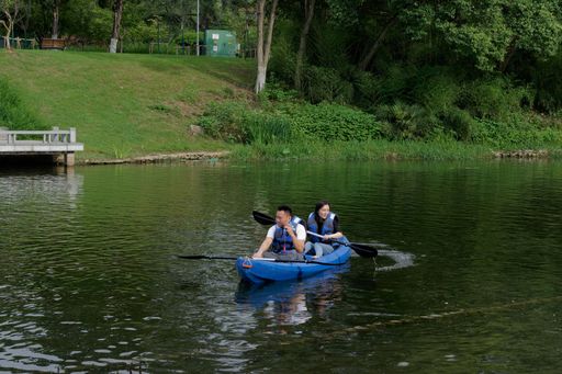 A photo of a couple enjoy a canoeing afternoon in a beautiful lake in nature