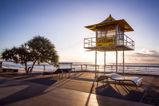 A beautiful shot of an empty lifeguard house with a clear sky in the background at daytime