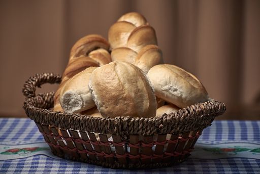 A closeup of freshly baked homemade bread in a wicker basket