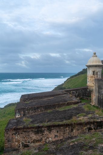 A vertical shot of the Castillo San Cristobal and the sea in San Juan, Puerto Rico