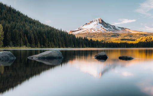 A beautiful view of a lake and mountains under the blue sky on a sunny day
