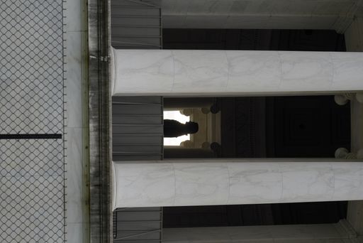 A vertical shot of the memorial of Thomas Jefferson in Washington
