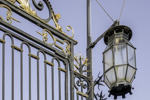A closeup shot of a street lamp at daytime