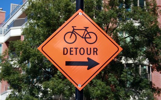 A bicycle detour sign with arrow pointing right in downtown Vancouver