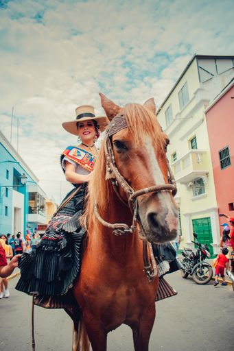 Mujer danzante de marinera con el caballo de paso. Corso de Marinera tradicional en la capital de la primavera.
