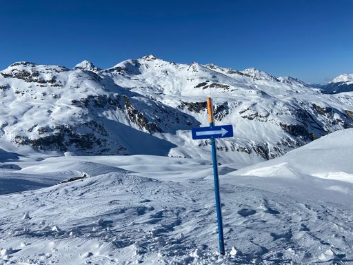 A direction indicator arrow in snowy mountains