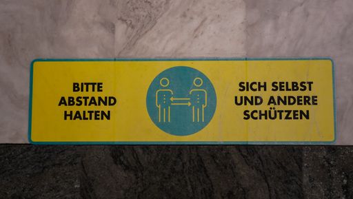 Corona-Warnhinweis, Abstand zu halten, in einem Einkaufszentrum in Deutschland