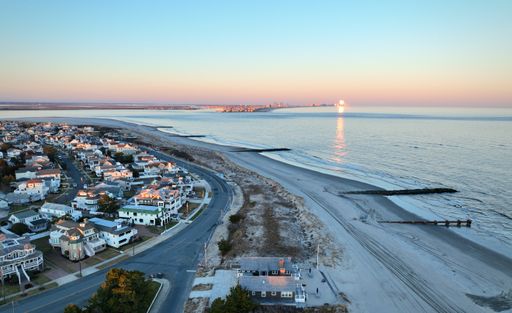 a photo of city near the sea