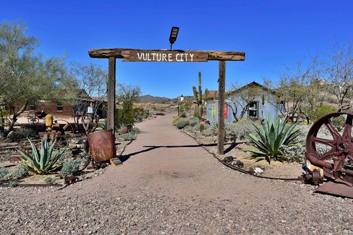 An old mining and ghost town to explore in the desert of Arizona