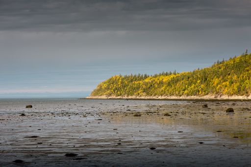 A beautiful shot of a seascape under the cloudy skies