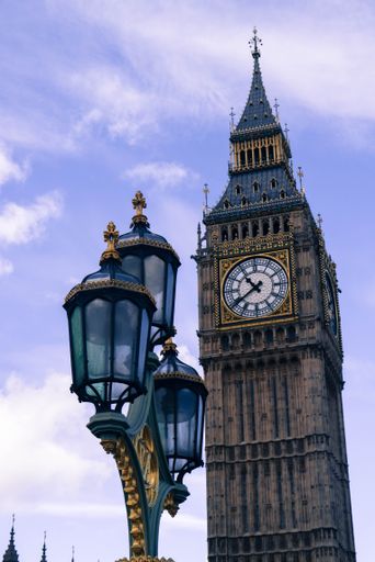 A vertical shot of Big Ben and a street lamp in UK