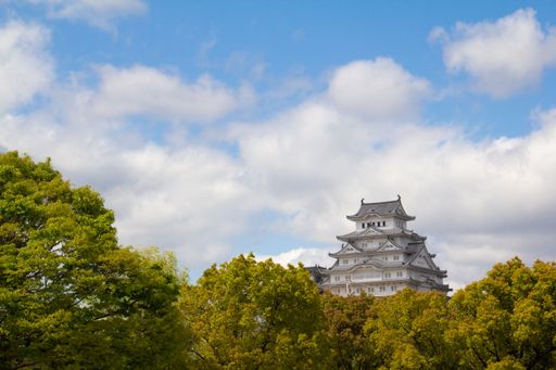 A low angle shot of the magnificent Shiromidai Park under the blue sky captured in Himeji, Japan