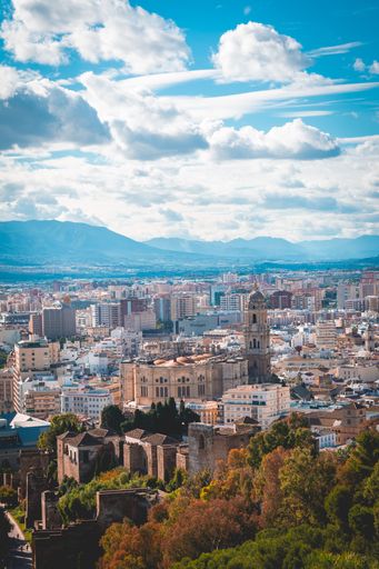 Photo taken from the Gibralfaro viewpoint, from where we can see incredible views of the city of Malaga.