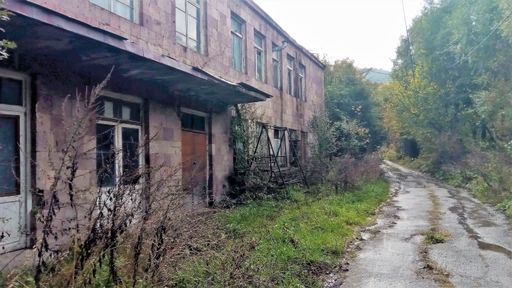 A closeup shot of an old abandoned building in the middle of the forest