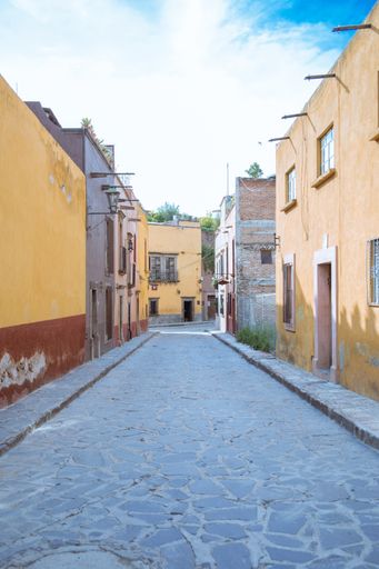 A vertical shot of San Miguel Allende street