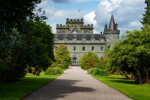 A beautiful way to Inveraray castle surrounded by green trees and bushes