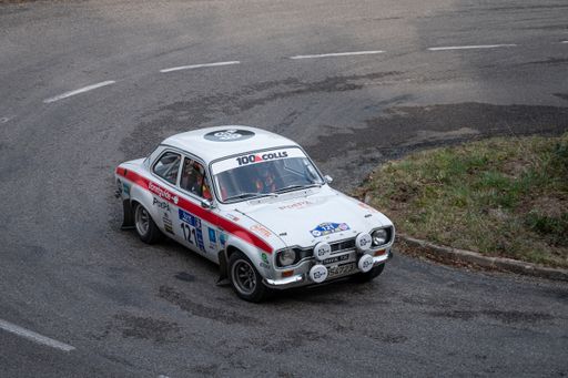 A closeup of a Ford Escort MKI in 9 Lloret de Mar asphalt rally