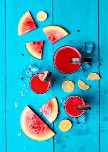 A top view of the glasses with watermelon juice and lemon slices